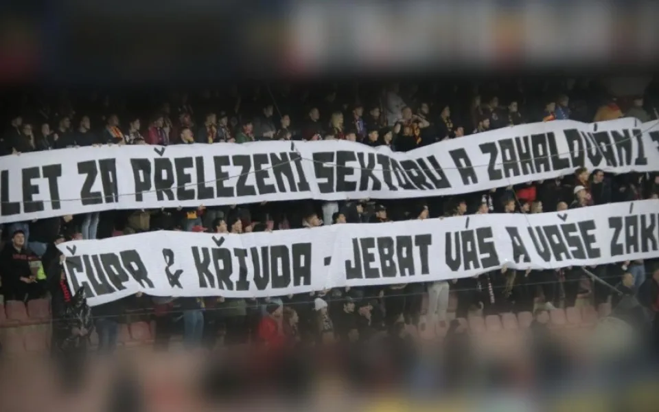 Sparta deklasovala Slovácko. Fanoušci zaházeli trávník světlicemi a protestovali