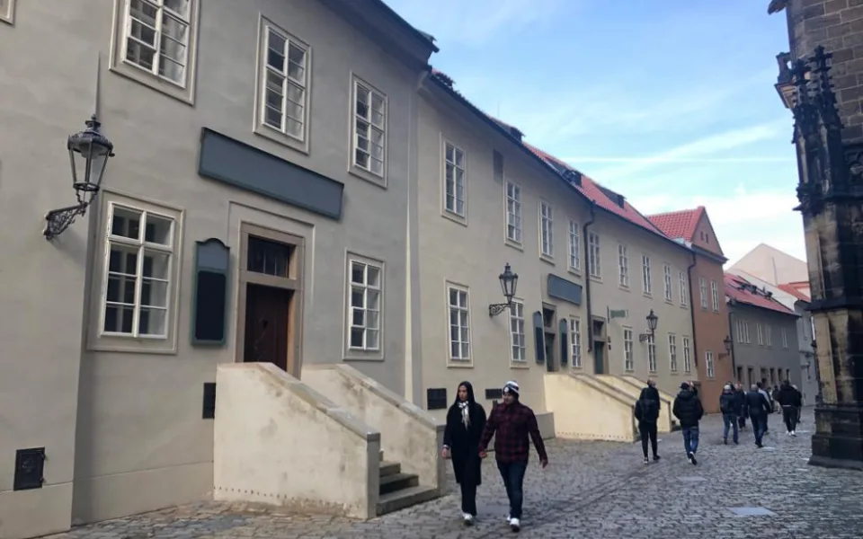 Vikárka je hned vedle Katedrály svatého Víta.