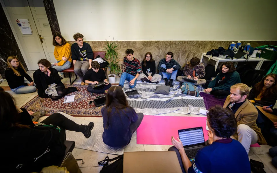 Stávkující studenti spí na chodbách fakult. Výuku nenarušujeme, říkají