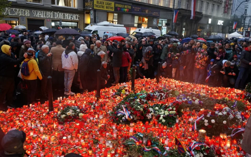 FOTOGALERIE: Davy lidí, déšť a záplava svíček. Podívejte se na Národní
