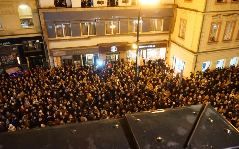 VIDEO: Hymna, svíčky a politici. Podívejte se, jak probíhal sedmnáctý listopad
