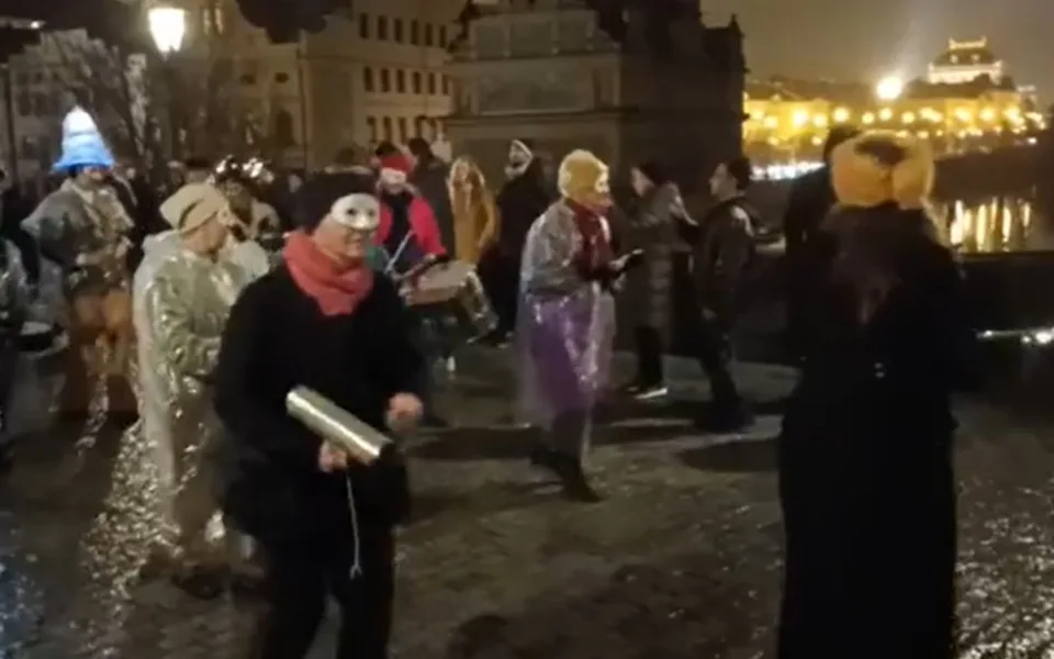 VIDEO: Prahou prošel průvod připomínající, že řada Ukrajinců se stále nemůže vrátit domů