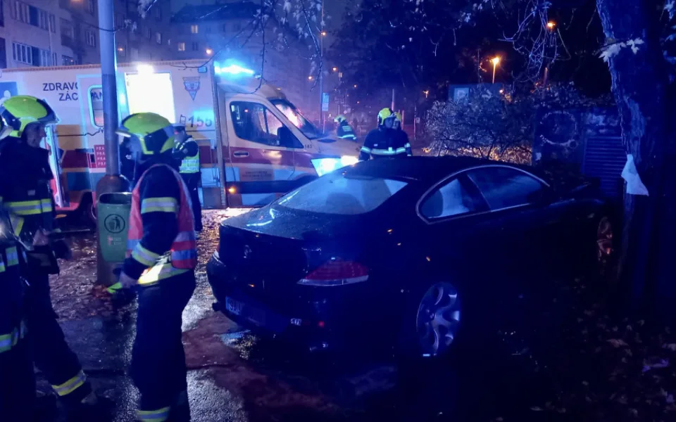 Řidič ženy srazil na chodníku