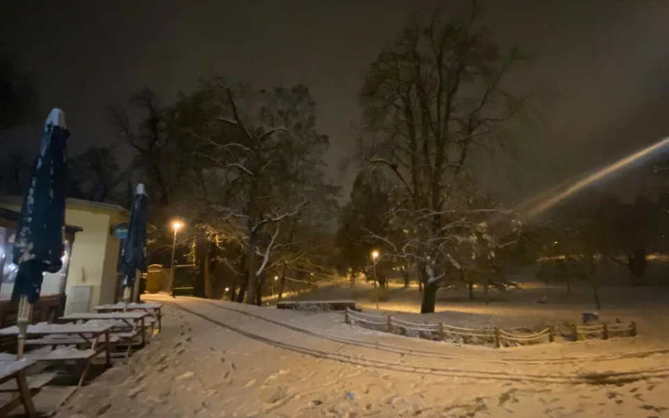 Do Prahy dorazil první sníh. Dlouho ale nevydrží