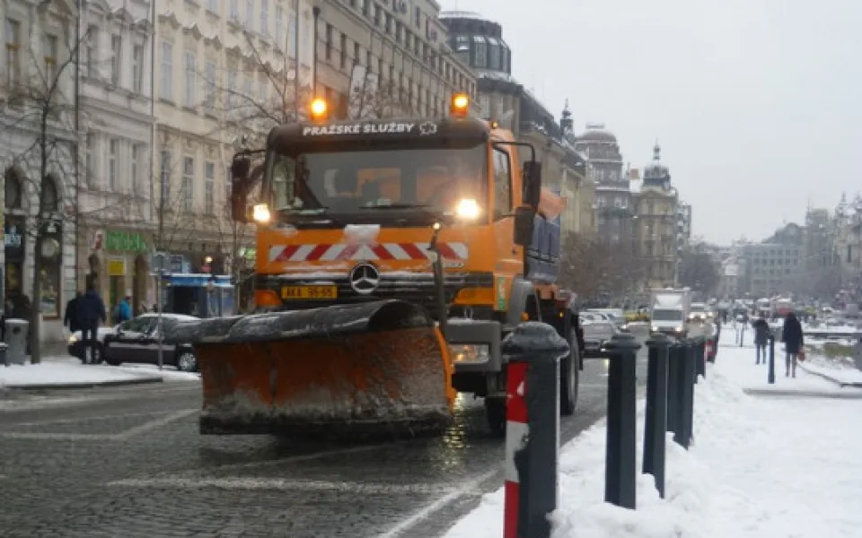 Sníh zkomplikoval dopravu, autobusy se zasekly v kopcích