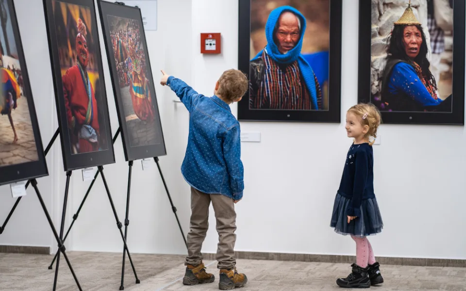Nová pražská výstava představuje digitalizovanou Slovanskou epopej i fotografie z cest po světě