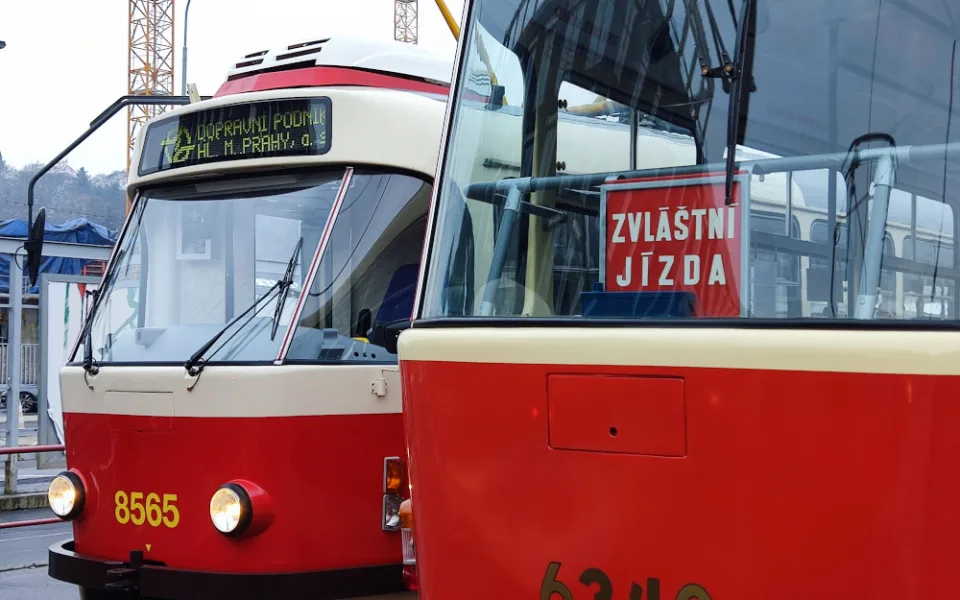 Kultovní tramvaje slaví narozeniny, Prahou projel jejich průvod