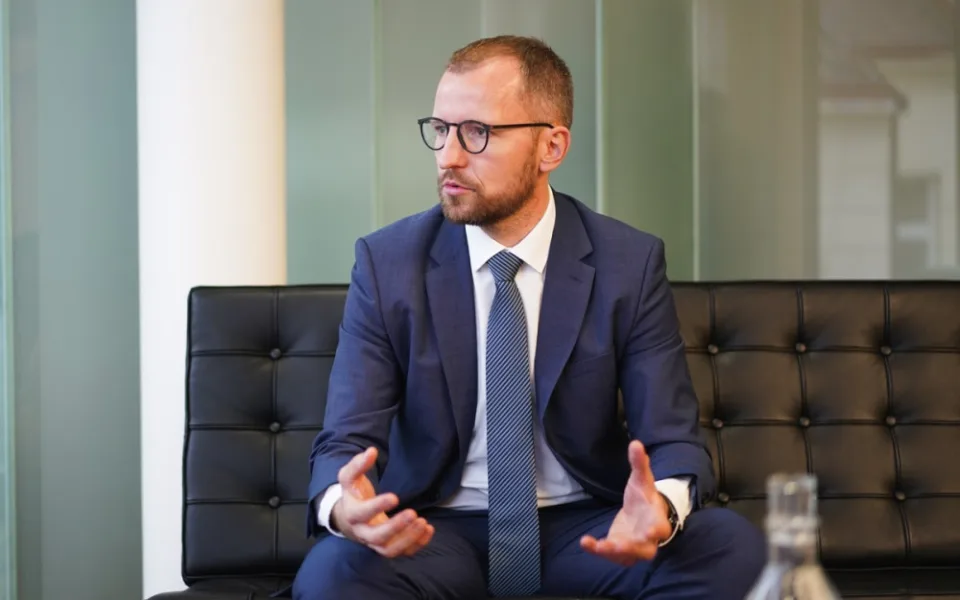 Městských částí je moc, prospěla by redukce, říká nový starosta Prahy 6 Jakub Stárek