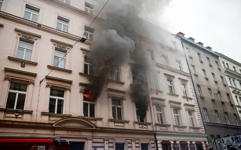 VIDEO: V centru Prahy vyhořel byt, hasiči zachránili třináct lidí