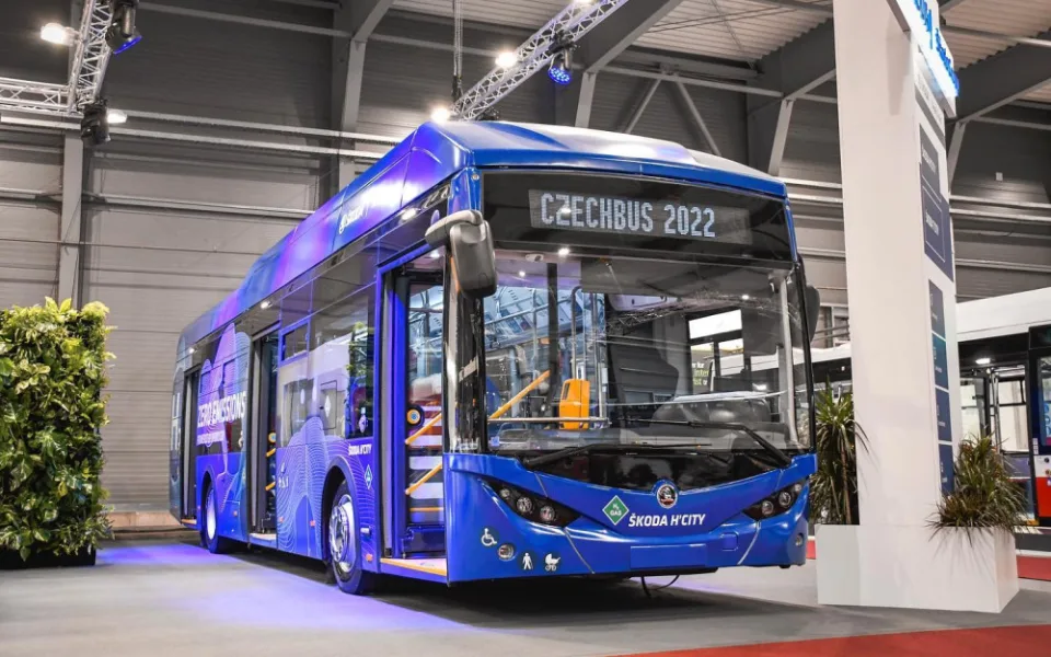 Po Praze bude jezdit první vodíkový autobus. Dva roky ho budou testovat