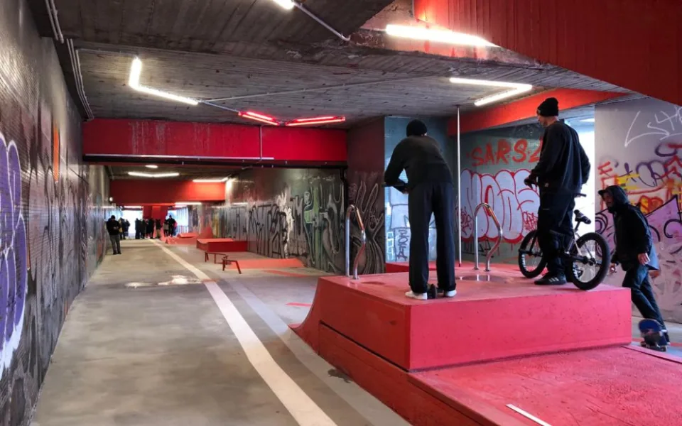 Podchod využijí jezdci na skateboardech, koloběžkách i bmx kolech.