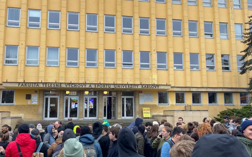 Studenty a zaměstnance evakuovali