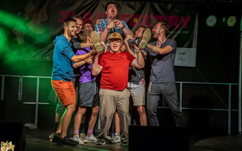 Stovky diváků na poezii? Žádný problém. Kdo bude mistrem ČR 2022 ve slam poetry?