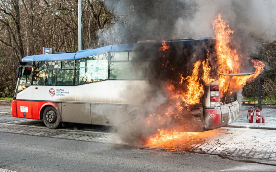 VIDEO: V Praze hořel autobus. Škoda je půl milionu