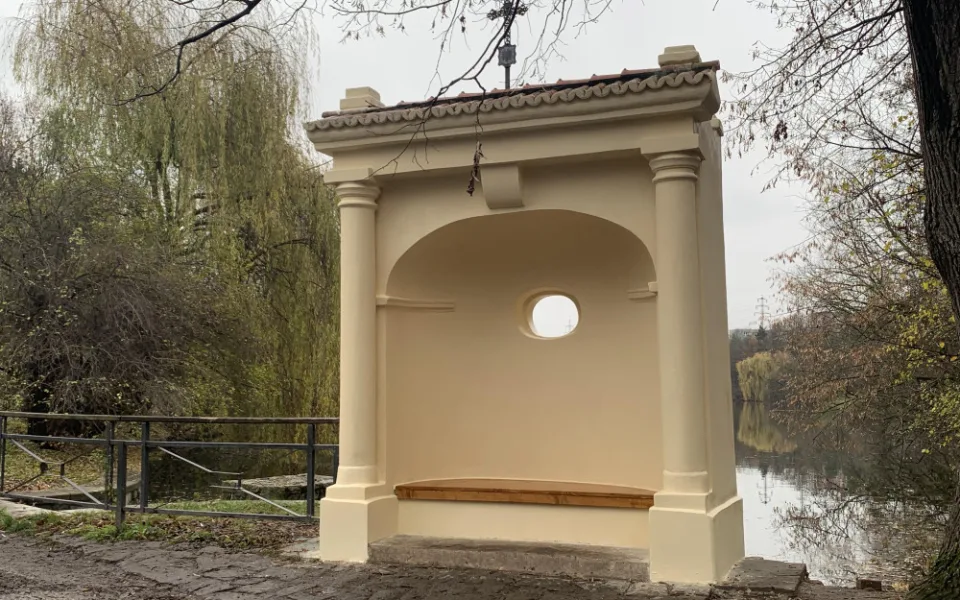 Kaplička u Hamerského rybníka se dočkala opravy