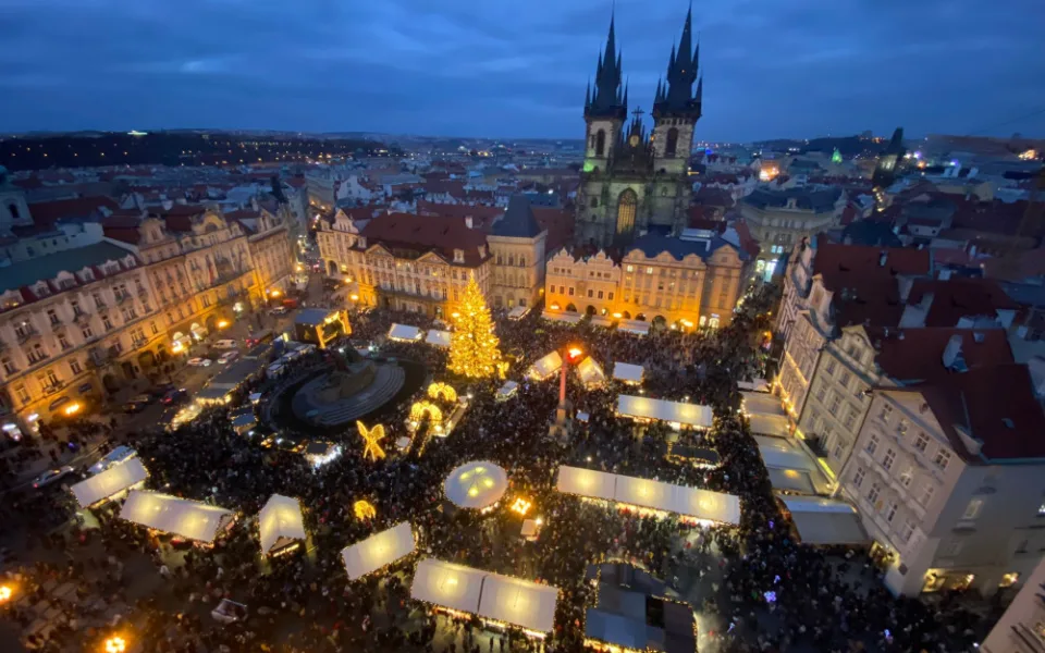 VIDEO: Vánoční trhy lákají davy. Strom na Staroměstském náměstí už svítí