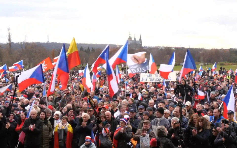 Na Letné probíhá protivládní demonstrace. Přišlo asi tisíc lidí