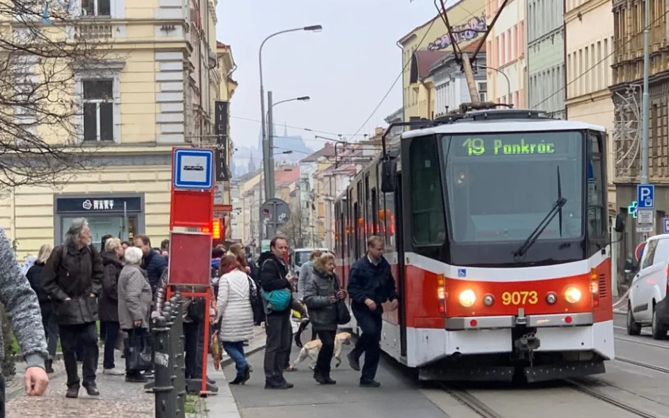 VIDEO: Provoz na páteřní tramvajové lince Žižkovem komplikují opravy vodovodu