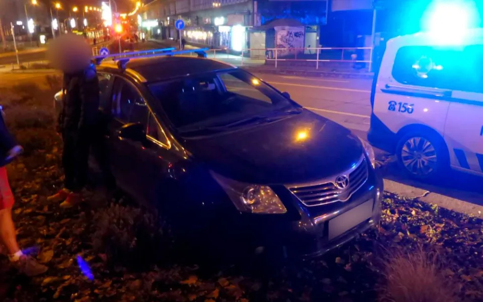 Opilý řidič prorazil pneumatiku. Pak úhledně zaparkoval mezi květinami