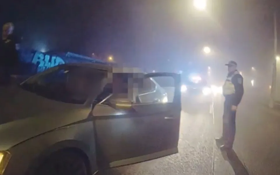 VIDEO: Opilý řidič chtěl být nenápadný, tak v noci nerozsvítil světla. Jeho plán nevyšel