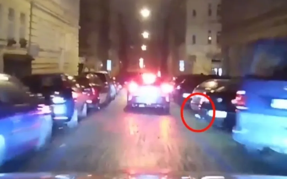 VIDEO: Opilí mladíci si půjčili sdílené auto. Řidič neměl doklady a boural
