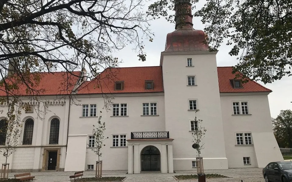 Zámek Dolní Břežany