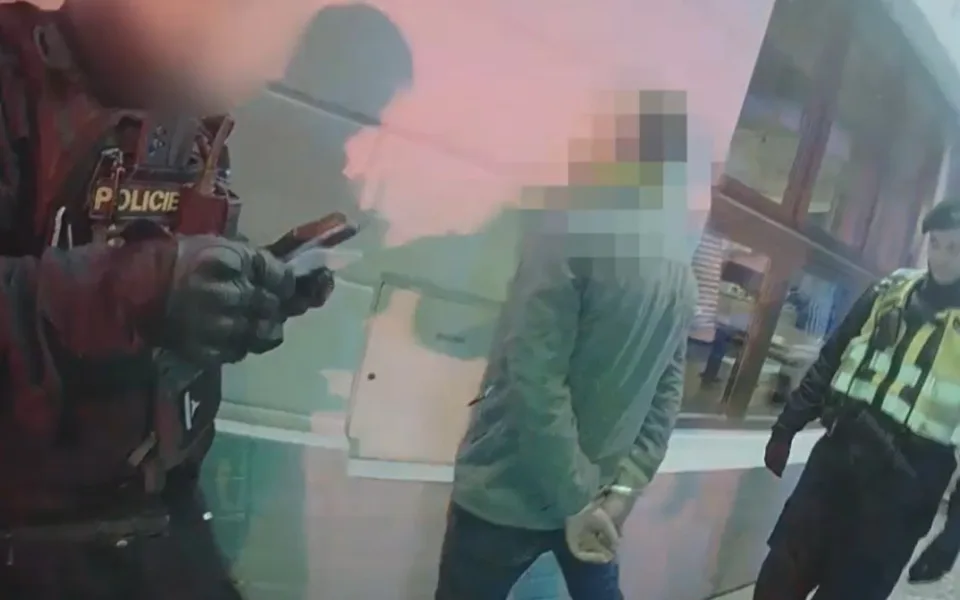 VIDEO: Muž obtěžoval ženu, pak utíkal strážníkům. Nezastavila ho ani namířena zbraň