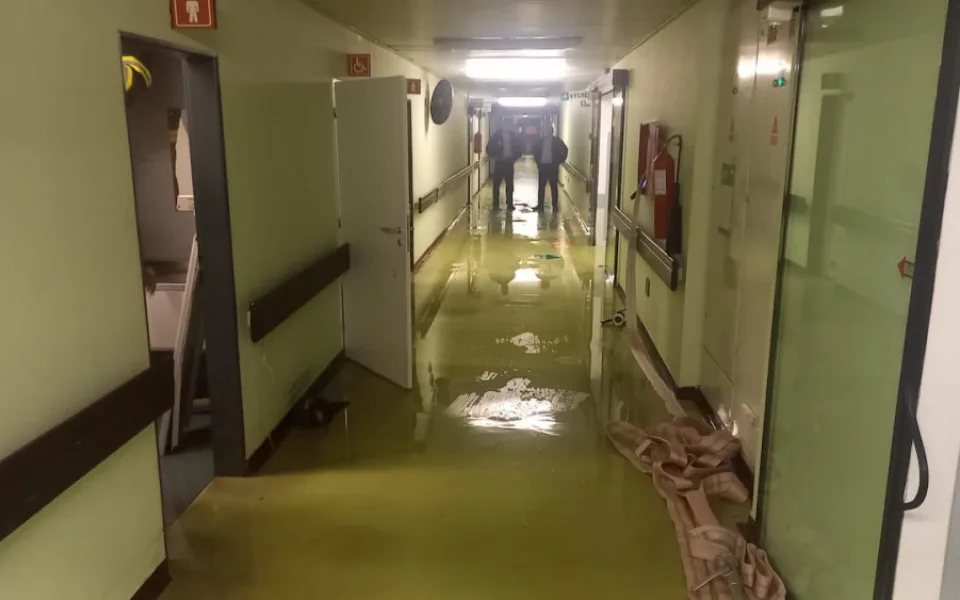 Požár uhasila voda z prasklé trubky.