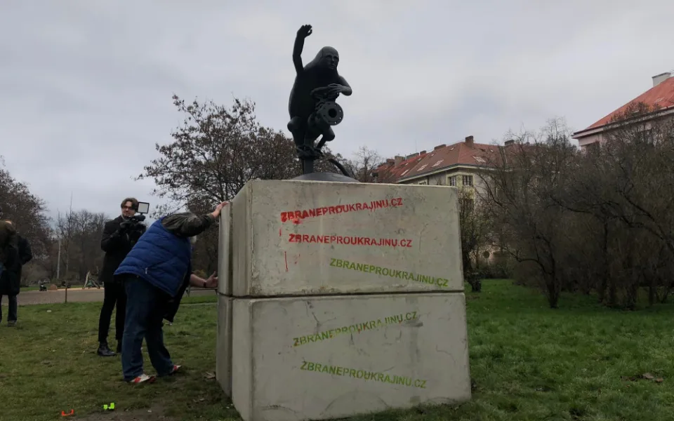 VIDEO: Na místě pomníku Koněva stojí socha skřeta s obličejem Putina