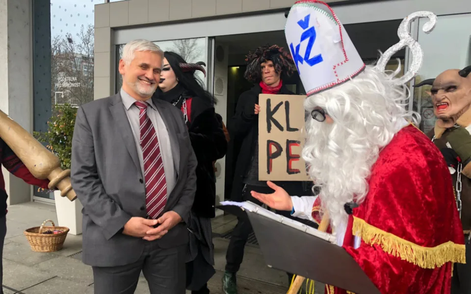 VIDEO: Klimatický Mikuláš obchází ministerstva, která nedodržují Pařížskou dohodu