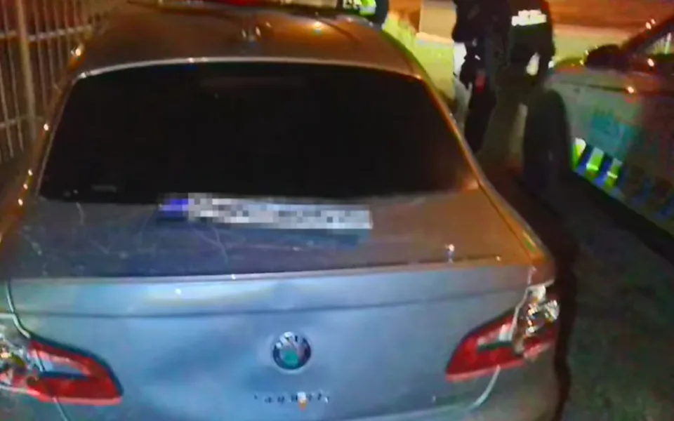VIDEO: Hladový muž ničil cizí auto. Jsem ve špatné situaci, vysvětloval