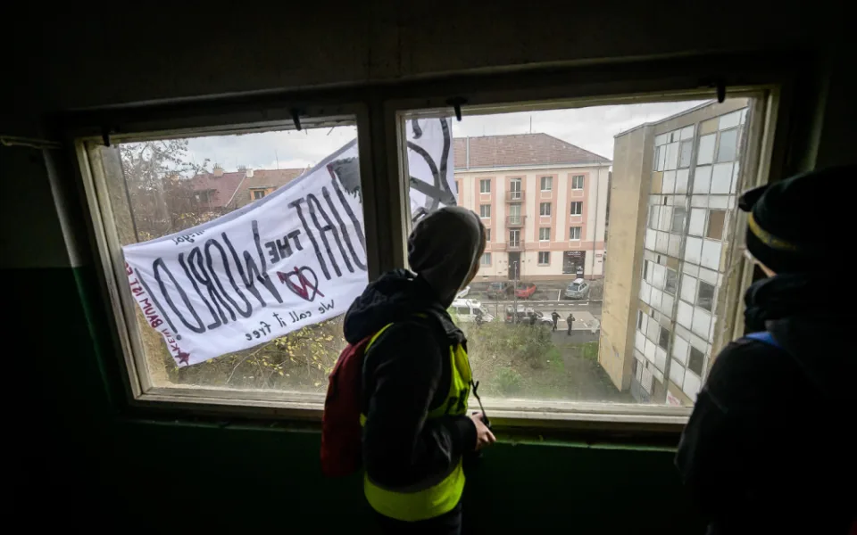 Squatteři, kteří obsadili dům v Praze, se sešli se starostou