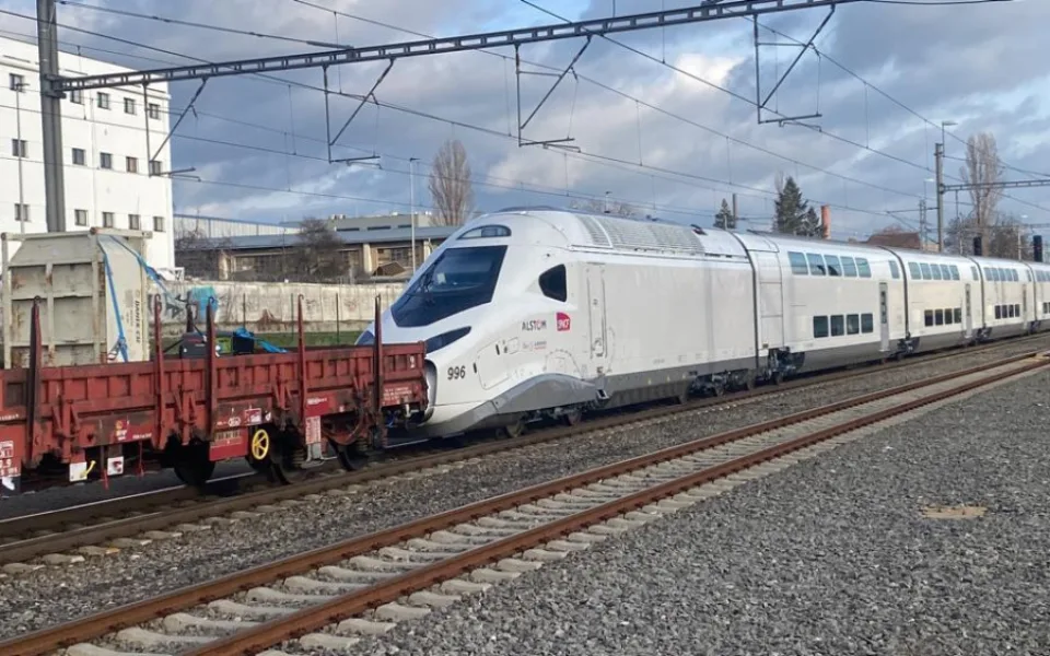 VIDEO: Prahou projelo nejnovější TGV. Táhla ho lokomotiva ČD Cargo