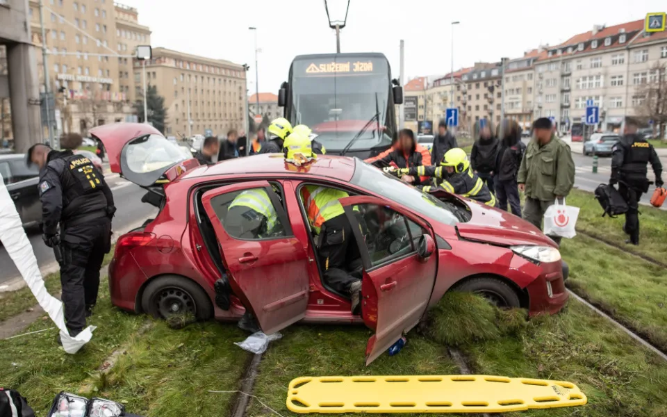 Hasiči po srážce auta s trmvají vyprošťovali řidiče