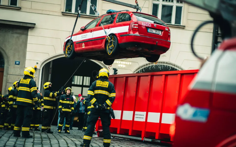 Hasiči cvičně vytahovali elektrické auto z garáží