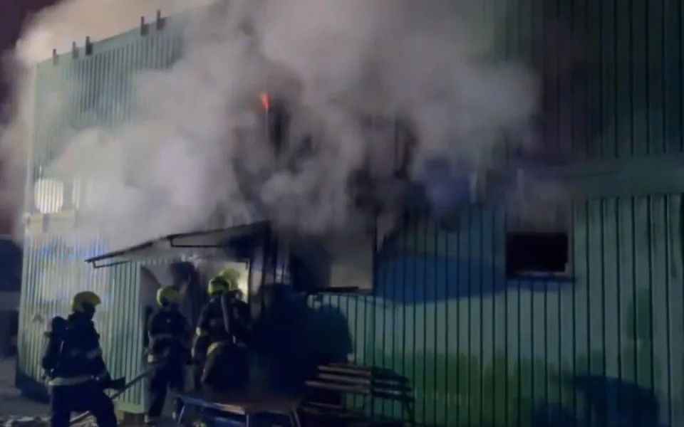 VIDEO: V Praze hoří komplex stavebních buněk. Škoda je dva miliony