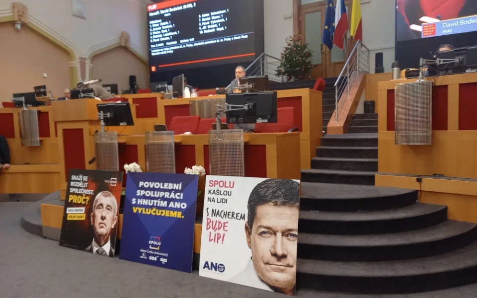 Transparenty a hádky. Volba primátora se mění v show