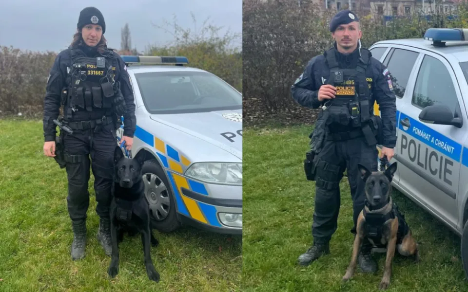 Policejní kynologové se svými psy Friscem a Agi.
