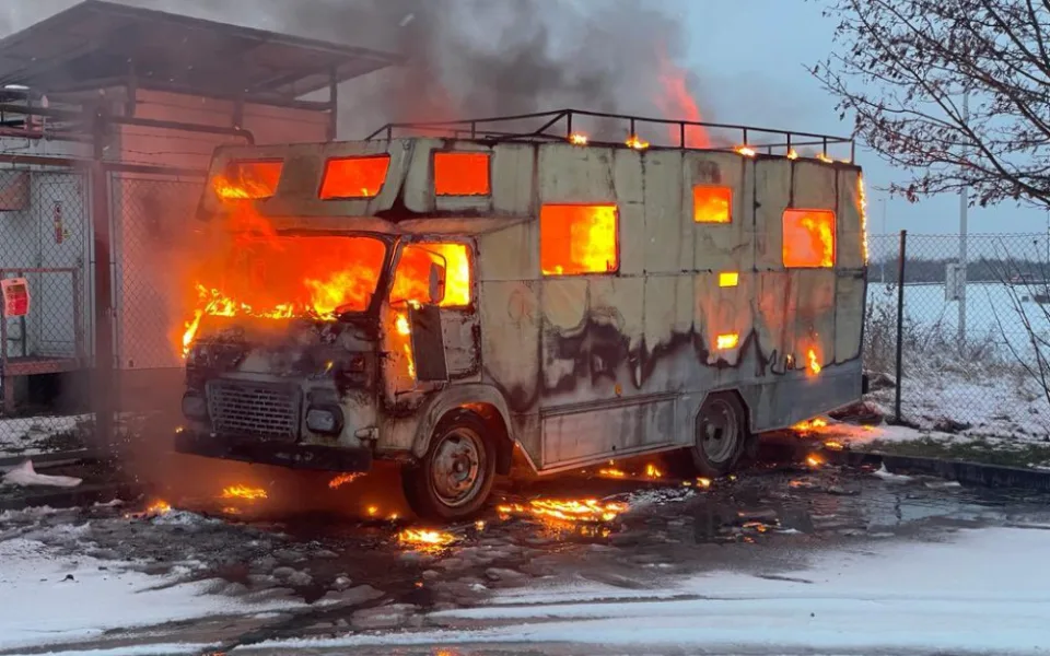 VIDEO: V Českobrodské ulici hořel opuštěný karavan