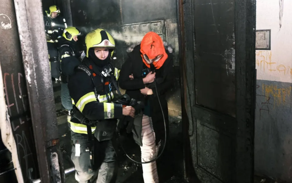 V Trojické hořelo v chodbě domu. Hasiči zachraňovali deset lidí