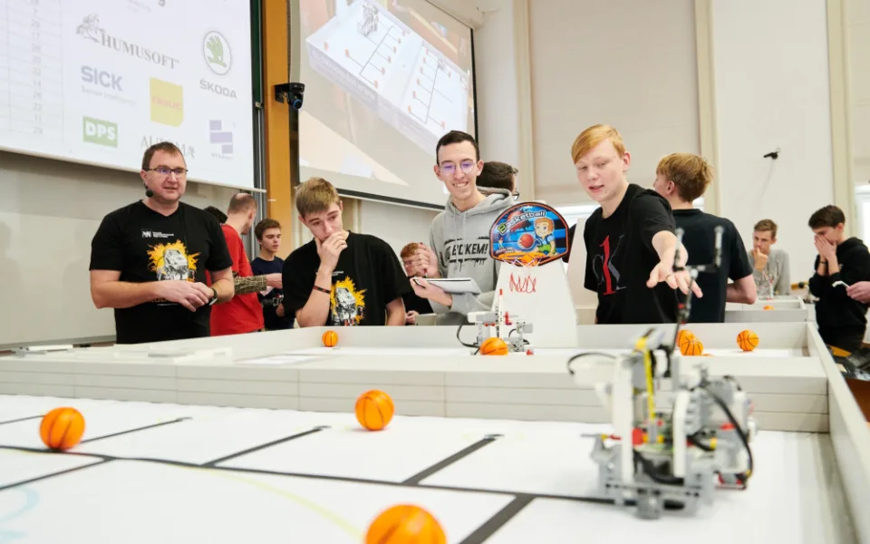Středoškoláci v Praze stavěli robotické basketbalisty. Klání ovládli studenti z Prahy 4