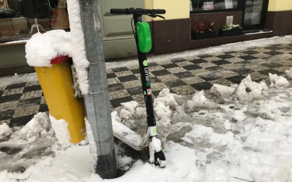 Koloběžka Lime v zasněžené Praze.