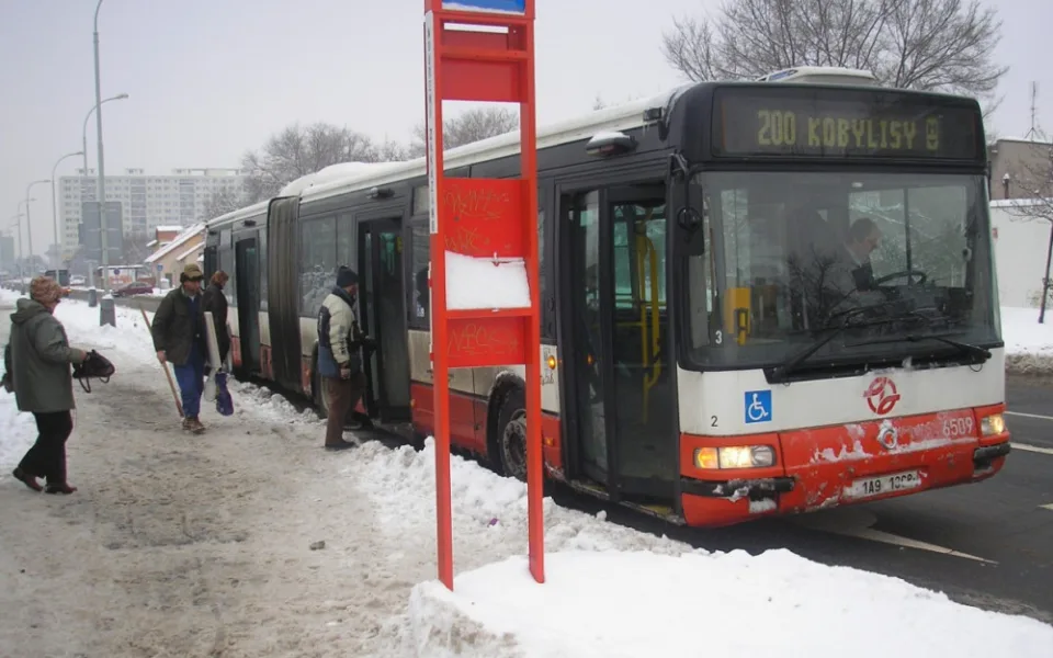 Dopravu v Praze komplikuje ledovka. Téměř všechny autobusy mají zpoždění