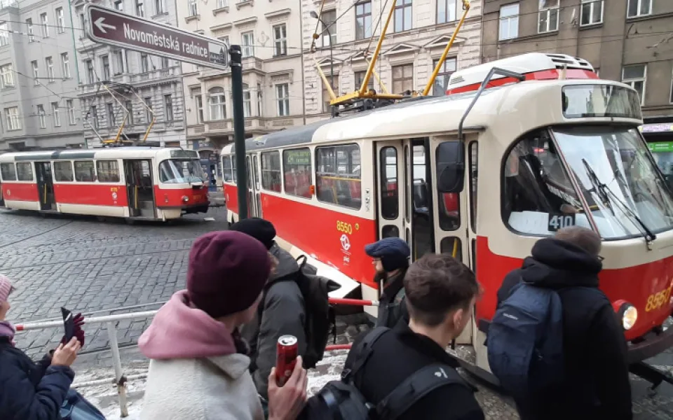 V centru Prahy vykolejila tramvaj. Zastavila se až na chodníku