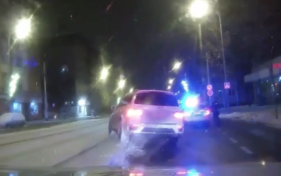 Muž objel zátaras přes koleje.