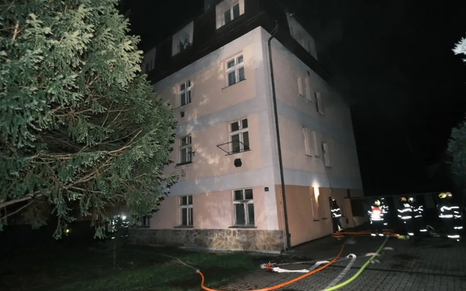 Po požáru v rodinném domě skočil jeden popálený člověk v nemocnici