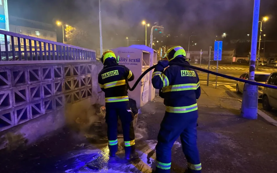 Hořela hlavně pyrotechnika, keře a odpad.