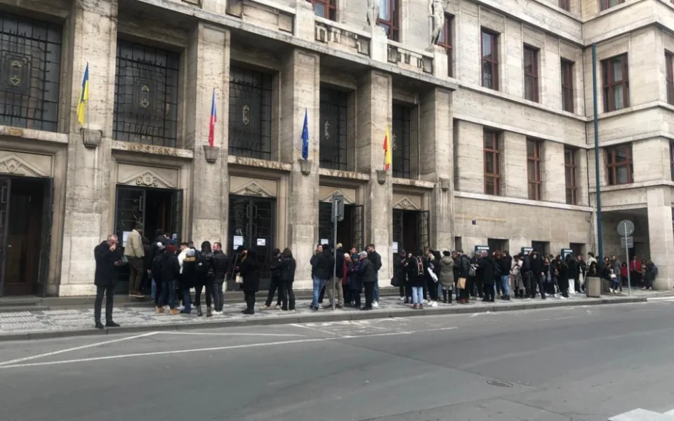 Lidé si ve frontě postojí přes hodinu