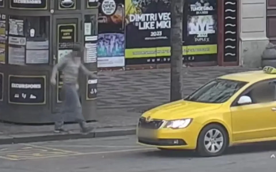 VIDEO: Kovboj posilněný ohnivou vodou napadl taxikáře. Zaklekli ho strážci zákona