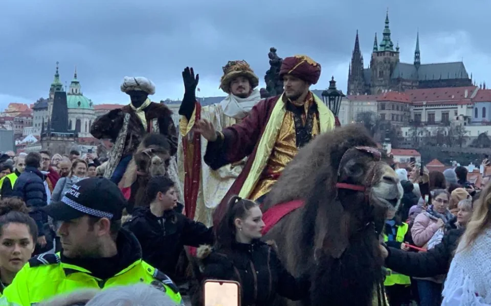 VIDEO: Centrem Prahy prošli tři králové na velbloudech